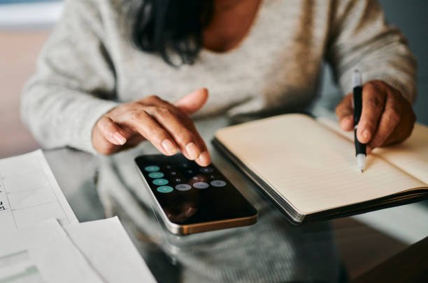 Realistic monthly budget planning to help spend money wisely and improve smart spending habits